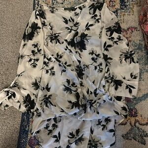 West kei // black, gray, cream flowered flowy blouse